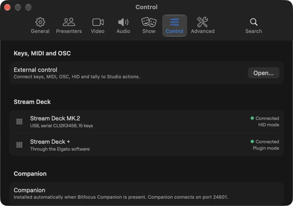 Ajustes, Control en Mac con la sección Stream Deck, que muestra un Stream Deck MK.2 por USB en modo HID y un Stream Deck + a través del software de Elgato en modo Plugin, ambos conectados
