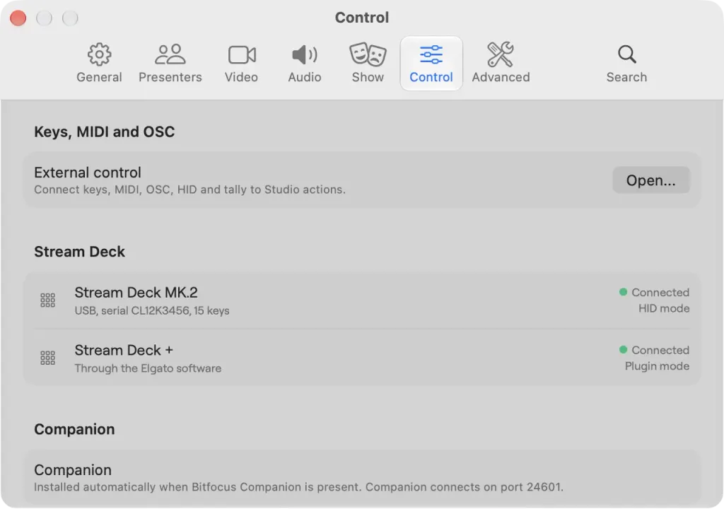 Ajustes, Control en Mac con la sección Stream Deck, que muestra un Stream Deck MK.2 por USB en modo HID y un Stream Deck + a través del software de Elgato en modo Plugin, ambos conectados