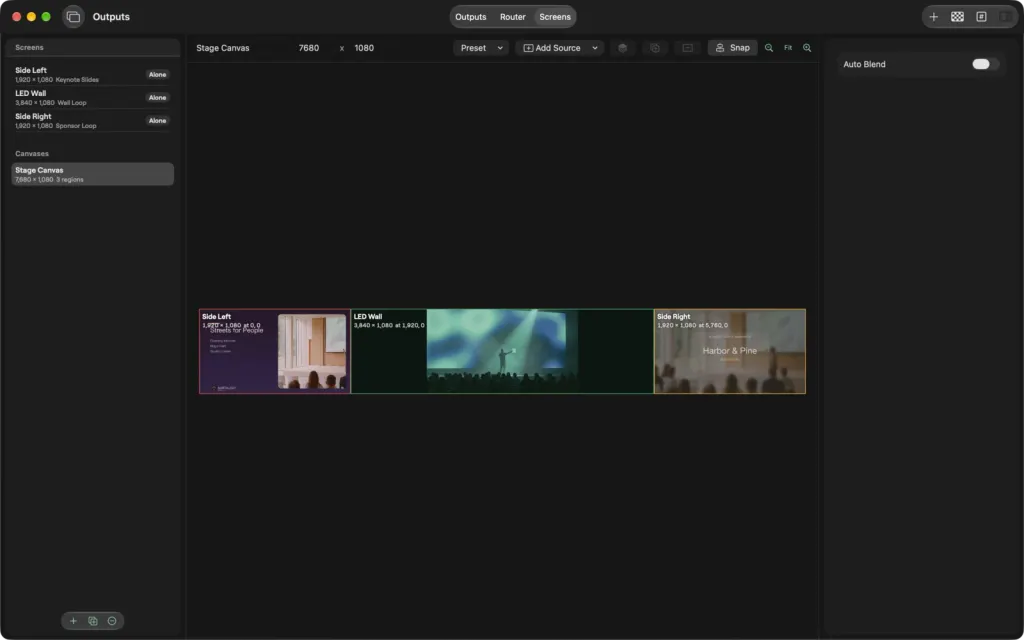Der Tab Screens des Fensters Ausgänge unter macOS mit dem Stage Canvas, das drei Regionen nebeneinander enthält, und dem Inspektor mit Auto Blend und der ausgewählten Region