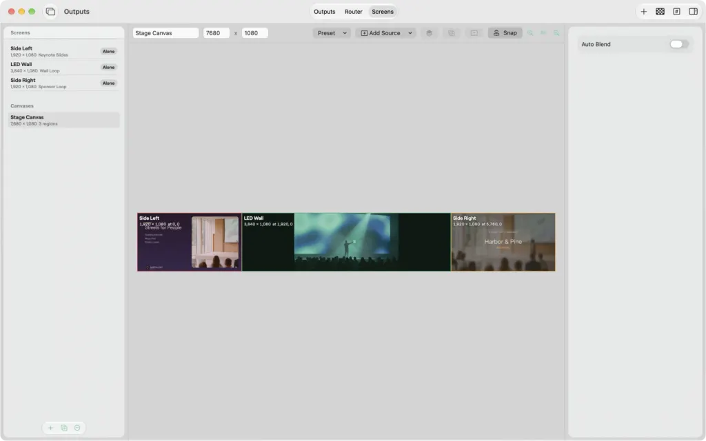 Der Tab Screens des Fensters Ausgänge unter macOS mit dem Stage Canvas, das drei Regionen nebeneinander enthält, und dem Inspektor mit Auto Blend und der ausgewählten Region