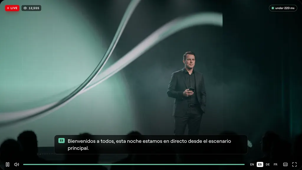The Cliqer Live player: the stage, the viewer count, the latency and live captions in Spanish.